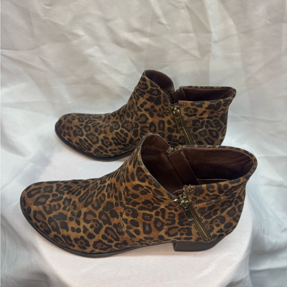 SUN STONE Womens Brown Leopard Print Abby Round Toe Block Heel Booties 8 W - Picture 4 of 9